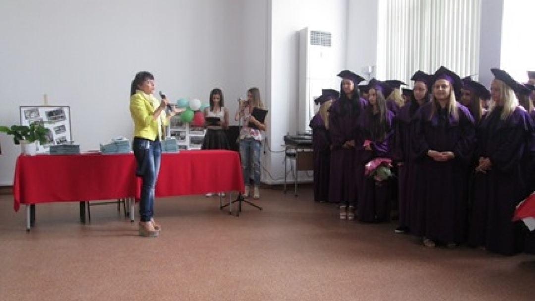 Кметът Пламен Стоилов подари „Паспорт Русе“ на абитуриенти от Математическата гимназия