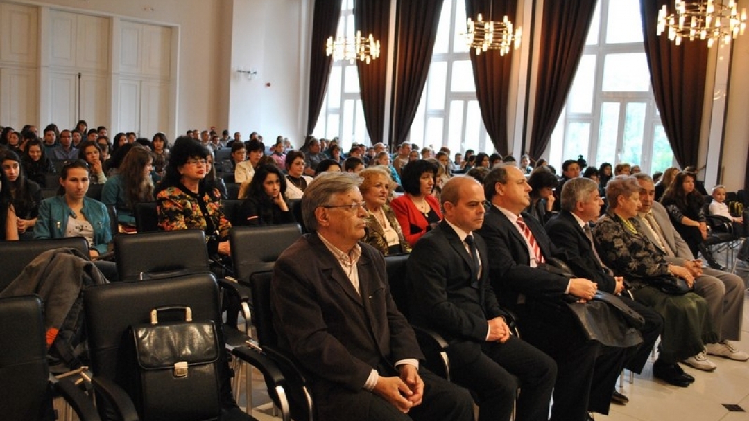 Кметът Пламен Стоилов връчи Ботевска награда за цялостна дейност и успехи на ученичка от СОУ „Христо Ботев“