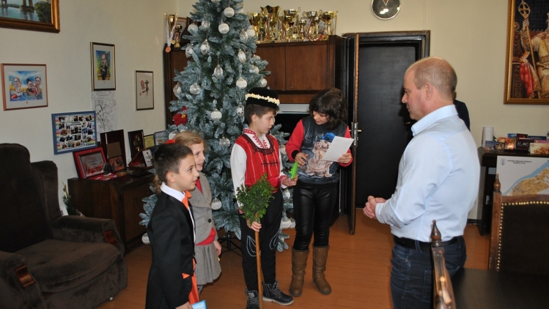 Децата от Ресурсния център поздравиха с коледни стихчета кмета Пламен Стоилов