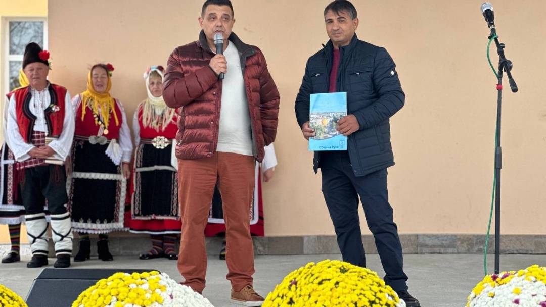 Сандрово отбеляза своя празник с много музика и народни танци