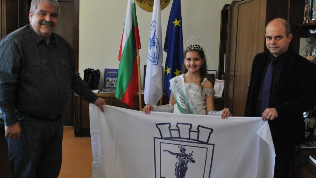 9-годишна русенка представя града ни на международен конкурс за красота 