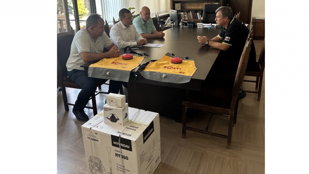   Пенчо Милков прие дарение от Националната асоциация на доброволците за справяне с пожари