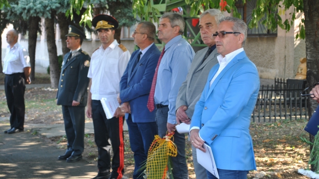 Русенци поднесоха цветя в памет на загиналите пожарникари