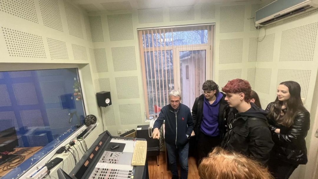 Младежкият парламент се запозна с работата на радио „Русе“ 