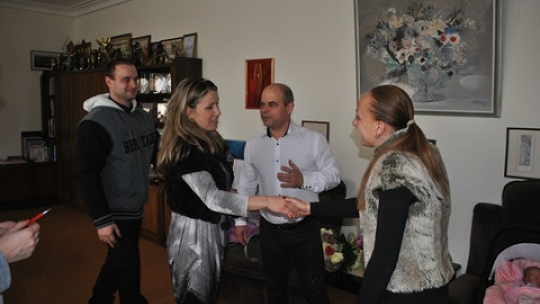 Кметът Пламен Стоилов ориса първото бебе на 2016-а