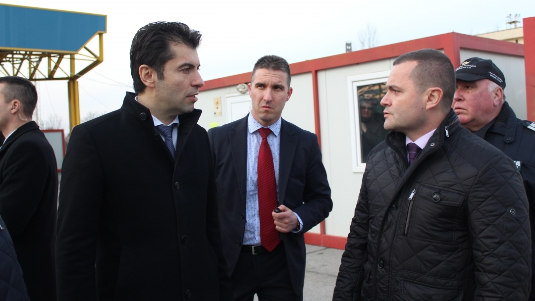 Премиерът Кирил Петков инспектира новата система за прием на бежанци на ГКПП "Русе" 