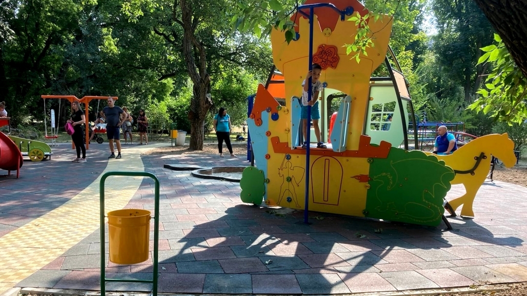 Нова детска площадка в Младежкия парк радва русенци