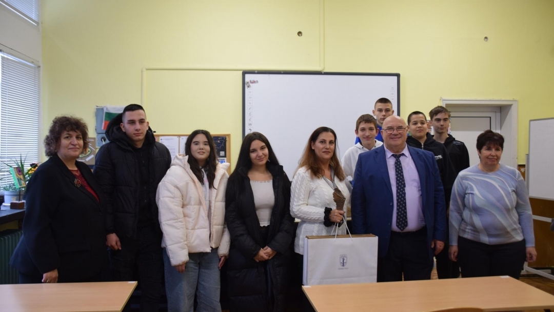 Наградиха учителите, носители на званието „Посланик на свободния дух в моето училище“ 202