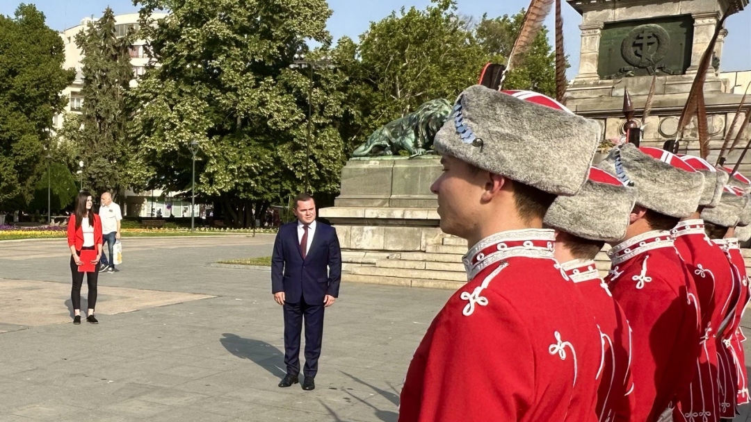 Предаването и приемането на знамето на русенския Младежки гвардейски отряд бе отбелязано с тържествена церемония