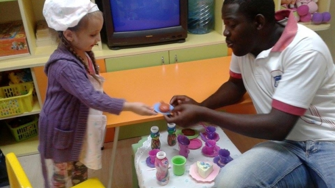 Чуждестранни стажанти преподават в детски градини