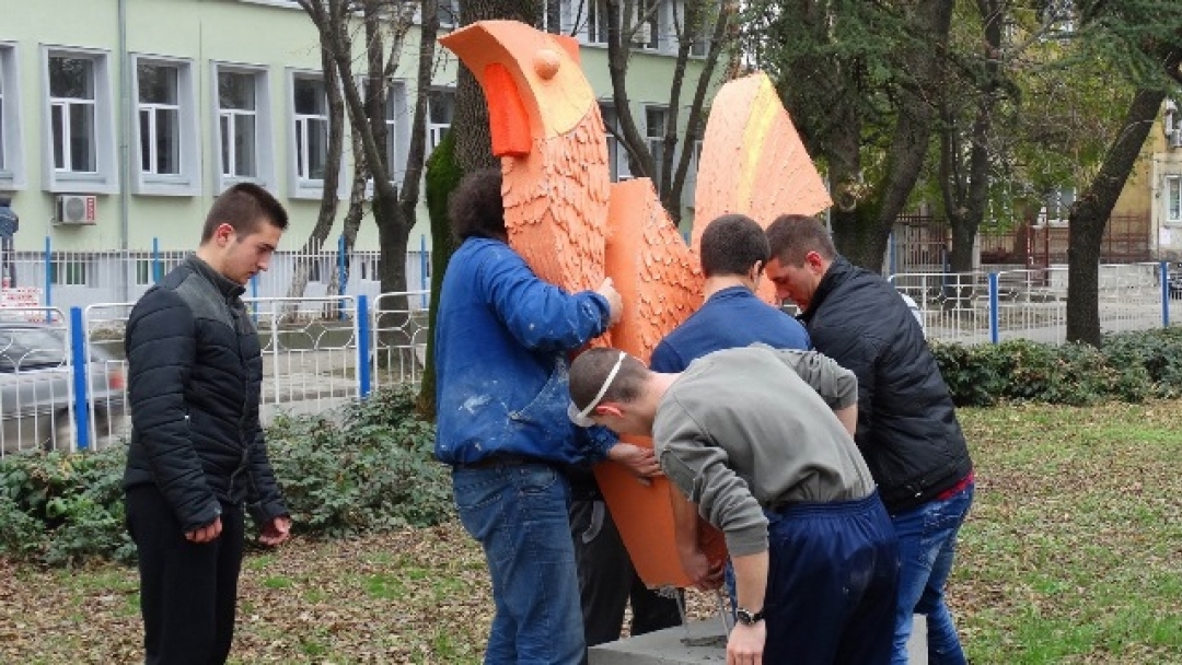 Ученици поставиха пластика на централна алея в Русе