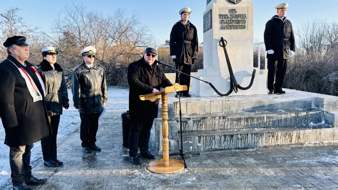 С поднасяне на венци и цветя Русе отдаде почит на 145-годишната история на ВВМУ „Н. Й. Вапцаров“