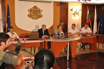 Зам.-кметът Наталия Кръстева приветства участниците в работната среща за развитие на велотуризма в Дунавския регион