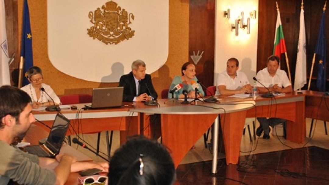 Зам.-кметът Наталия Кръстева приветства участниците в работната среща за развитие на велотуризма в Дунавския регион