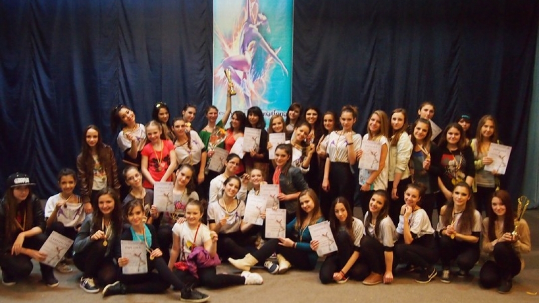 Танцово студио „Импулс“ и танцова група „Capstars” към Общински младежки дом обраха наградите на Шестото издание  на танцовият конкурс „Flashdance” в град Каракал, Ръмъния