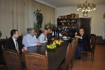 Кметът Пламен Стоилов подари на Георги Марков статуетка на Паметника на Свободата