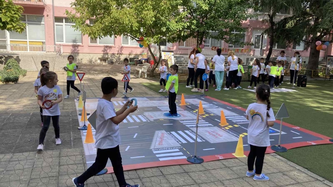 Децата от ДГ „Слънце“ участваха в Европейската седмица на мобилността с игри и състезания