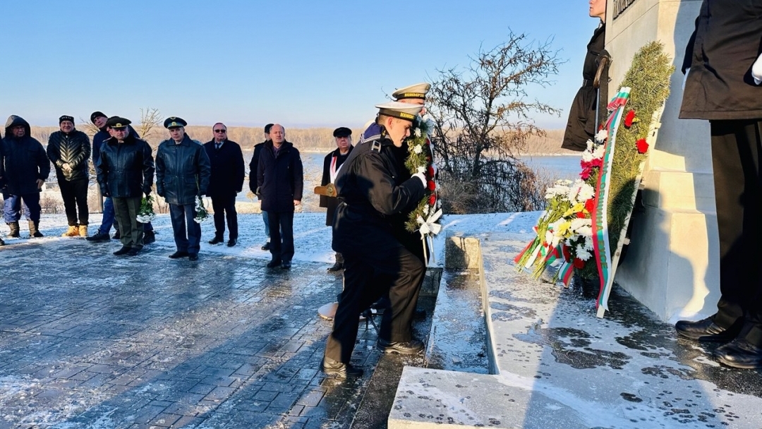 С поднасяне на венци и цветя Русе отдаде почит на 145-годишната история на ВВМУ „Н. Й. Вапцаров“