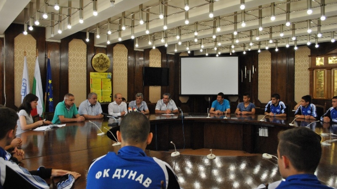 Кметът Пламен Стоилов награди 17-годишните футболисти на ФК „Дунав“