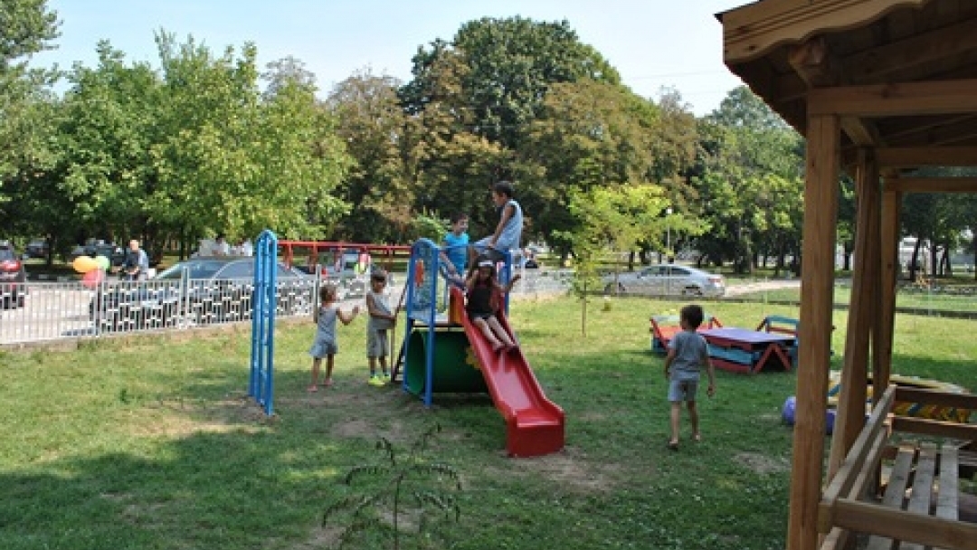 Министър Танева и кметът Стоилов откриха детска и спортна площадка в град Мартен