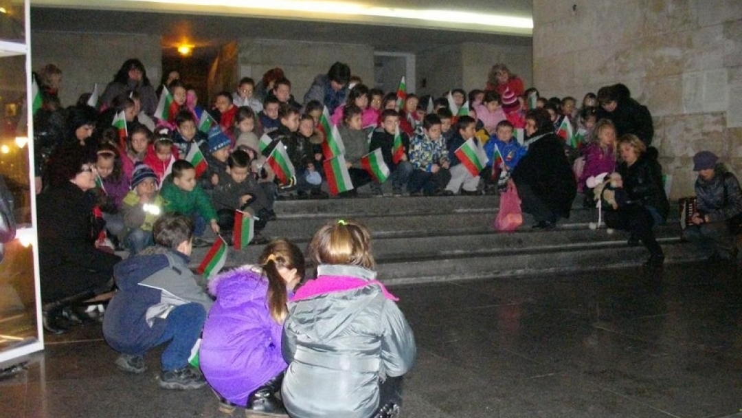 Деца от ОДЗ „Снежанка“ отбелязаха националния празник в Пантеона на възрожденците