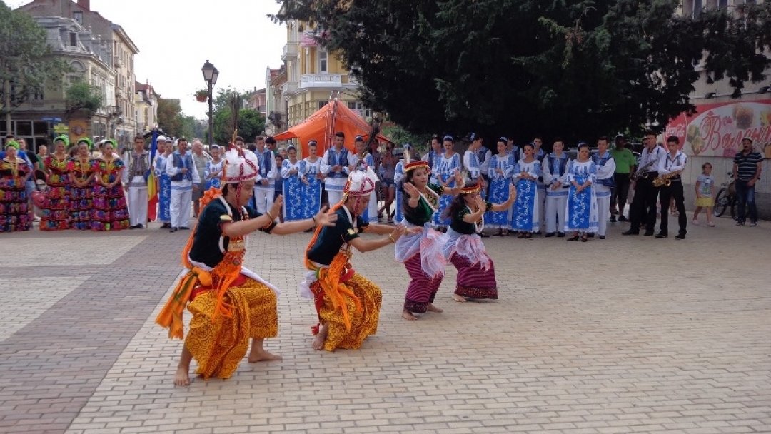 Концерт в центъра на Русе показа танцовото изкуство на три държави 