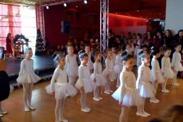 Коледните инициативи на младежите от Общински Младежки дом изненадаха русенци и гости на града