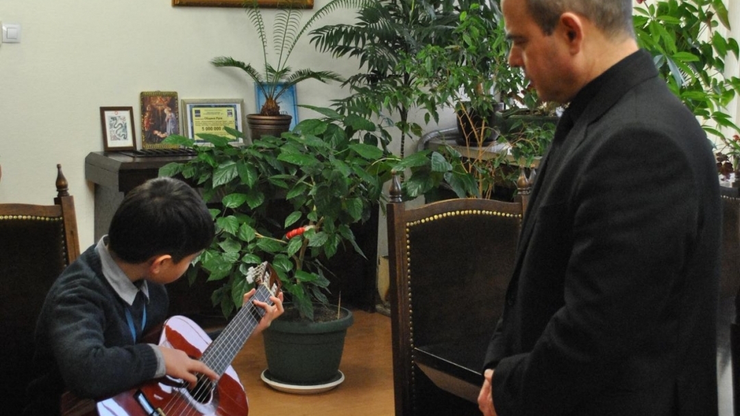 Деца от ресурсния център поздравиха кмета Пламен Стоилов за предстоящите празници 