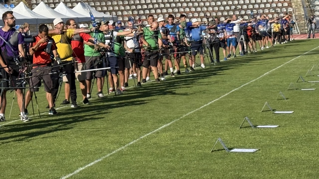 Стрелци от 13 до 70 години се състезават в турнира "Дунавски стрели"