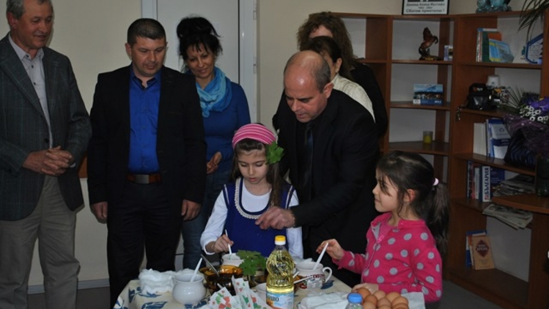 Кметът Памен Стоилов боядиса великденски яйца