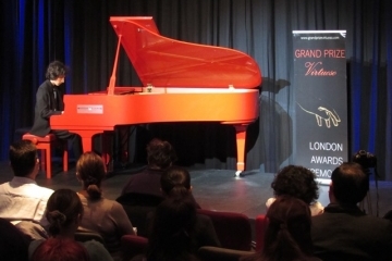 Млад русенец свири на рояла на Елтън Джон в Лондон