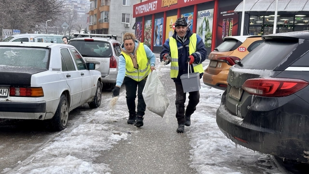 Над 150 служители са мобилизирани за обработка на тротоарите срещу заледяване