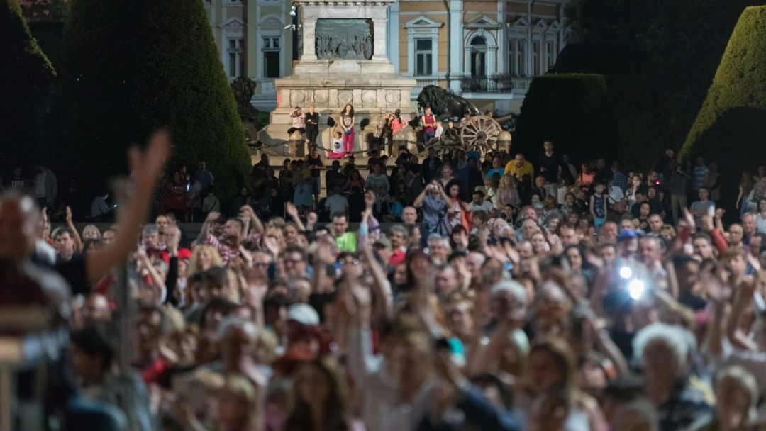Хиляди русенци празнуваха с Васил Найденов на площада