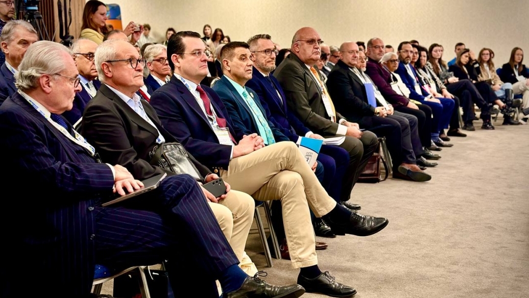 Заместник-кметът Димитър Недев приветства участниците в „Пролетни хирургични дни“ в Русе