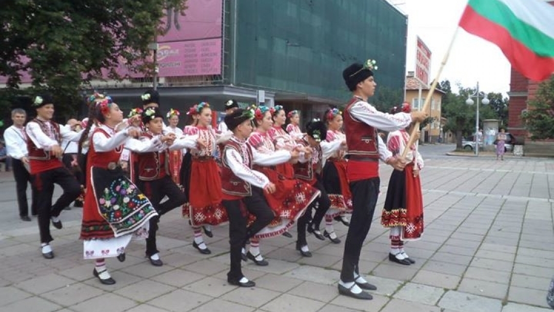 Детско-юношеският фолклорен ансамбъл „Зорница“ с грамота и плакет от Международния фестивал „Сребърна пафта“ 