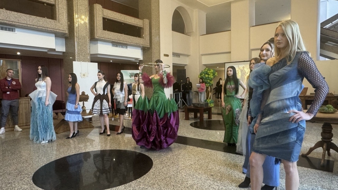 Ученици от девет града се състезават по мебелно производство и дърворезба в Русе