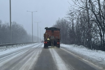 Общинските екипи продължават дейностите по третиране на пътната мрежа при усложнени зимни условия в Русе (ОБНОВЕНА)