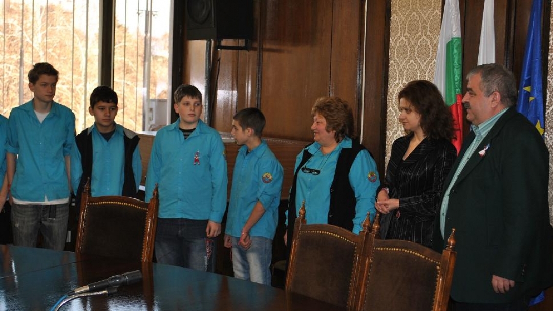 Ученици и пенсионери закичиха с мартеници кметския екип и служители на общината