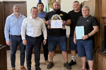 Кметът Пенчо Милков награди двукратния бронзов медалист от Световните номадски игри Хюсеин Хюсеин   