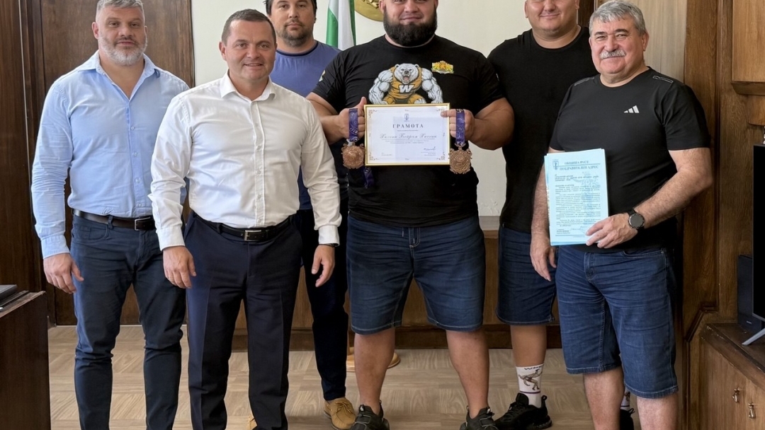 Кметът Пенчо Милков награди двукратния бронзов медалист от Световните номадски игри Хюсеин Хюсеин   