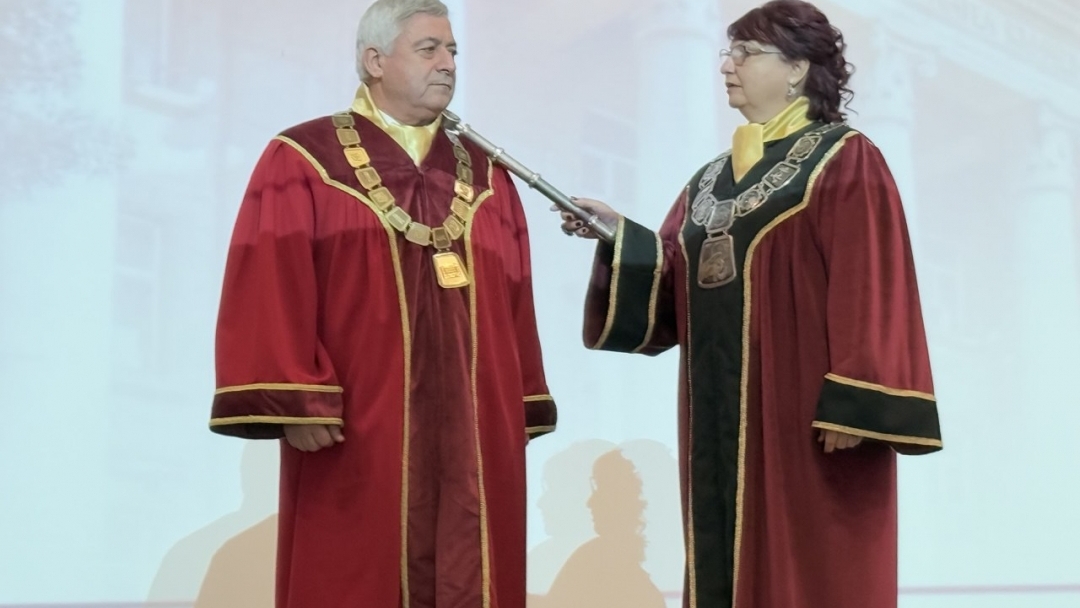 Пенчо Милков връчи почетен плакет на акад. Христо Белоев  за удостояването му със званието "Доктор хонорис кауза“ на Русенския университет  