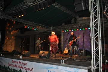 Кметът Пламен Стоилов и хиляди русенци посрещнаха Новата 2017-а година на площада