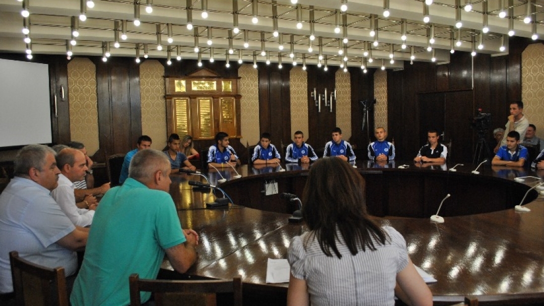 Кметът Пламен Стоилов награди 17-годишните футболисти на ФК „Дунав“