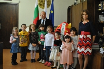 Деца подариха голямо великденско яйце на кмета Пламен Стоилов