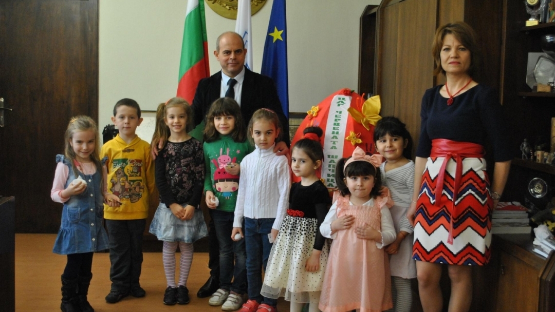 Деца подариха голямо великденско яйце на кмета Пламен Стоилов