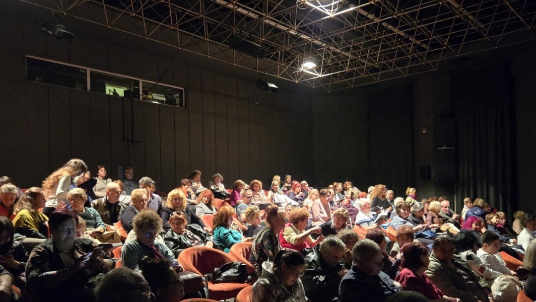 Музикално-поетичният спектакъл на Михаил Белчев събра почитатели на българската песен и поезия в Доходното здание в Русе