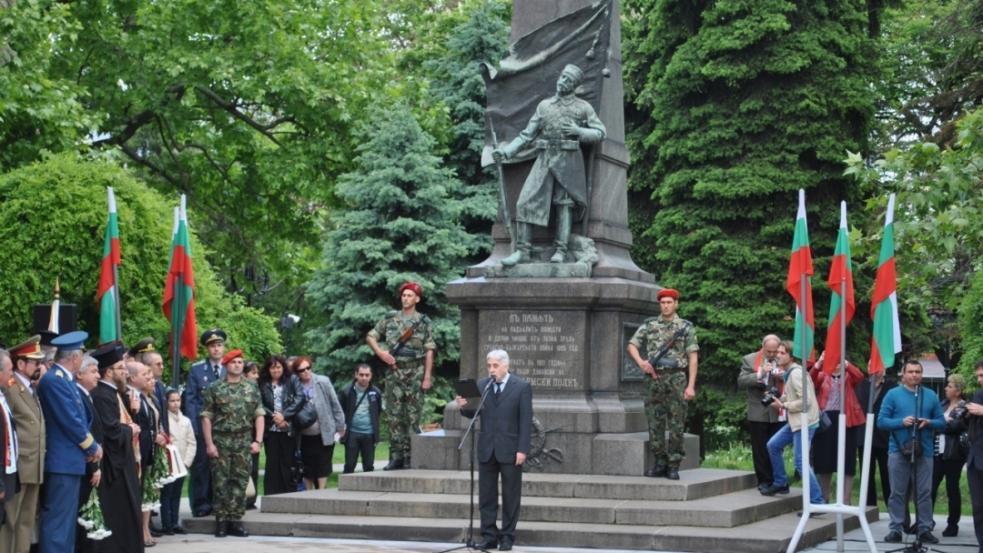 Празнична литургия, концерт и церемония по поднасяне на венци и цветя за 6 май в Русе