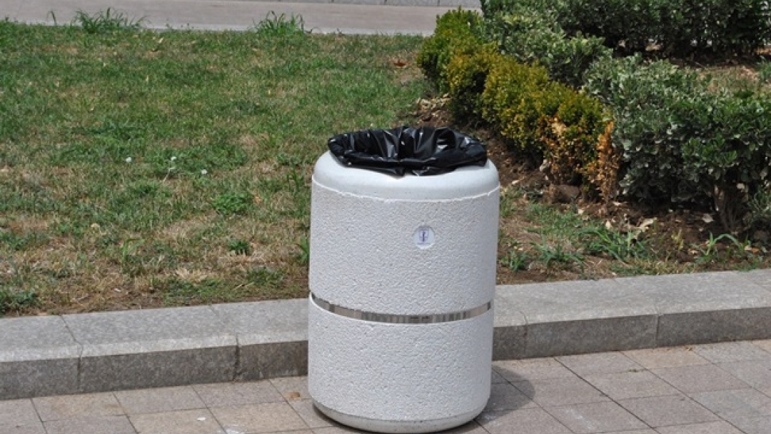 Община Русе подменя старите градски кошчета с нови