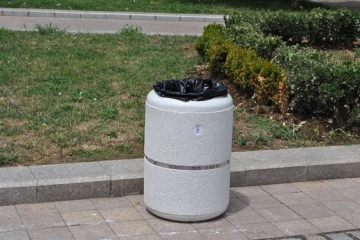 Община Русе подменя старите градски кошчета с нови