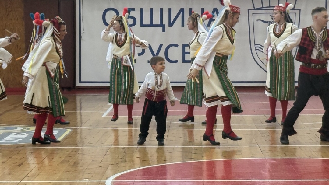 На фестивала “Русчуклийска среща” кметът Пенчо Милков връчи почетни плакети на участниците